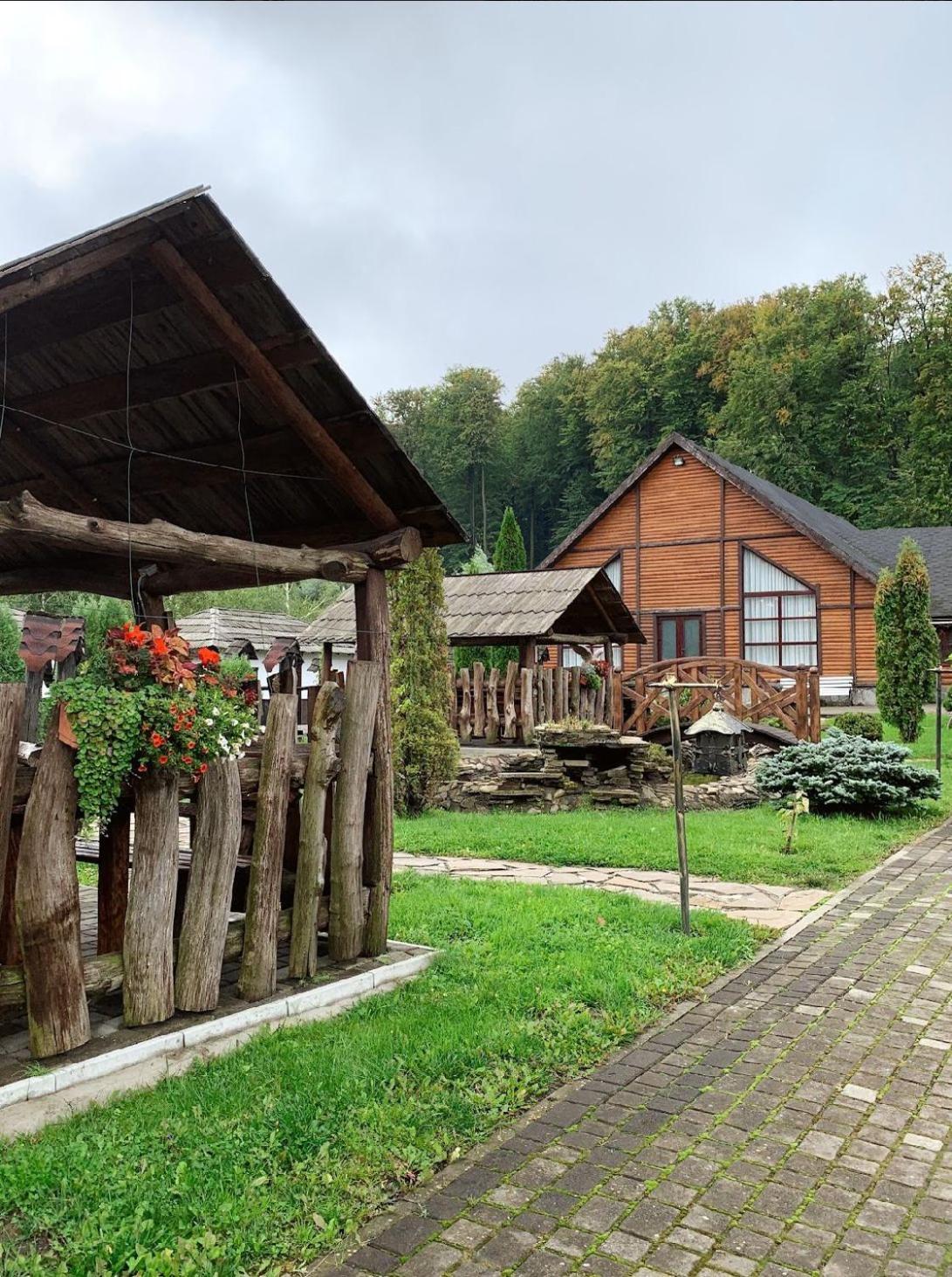 Orlyne Gnizdo Hotel Chernivtsi Exterior foto