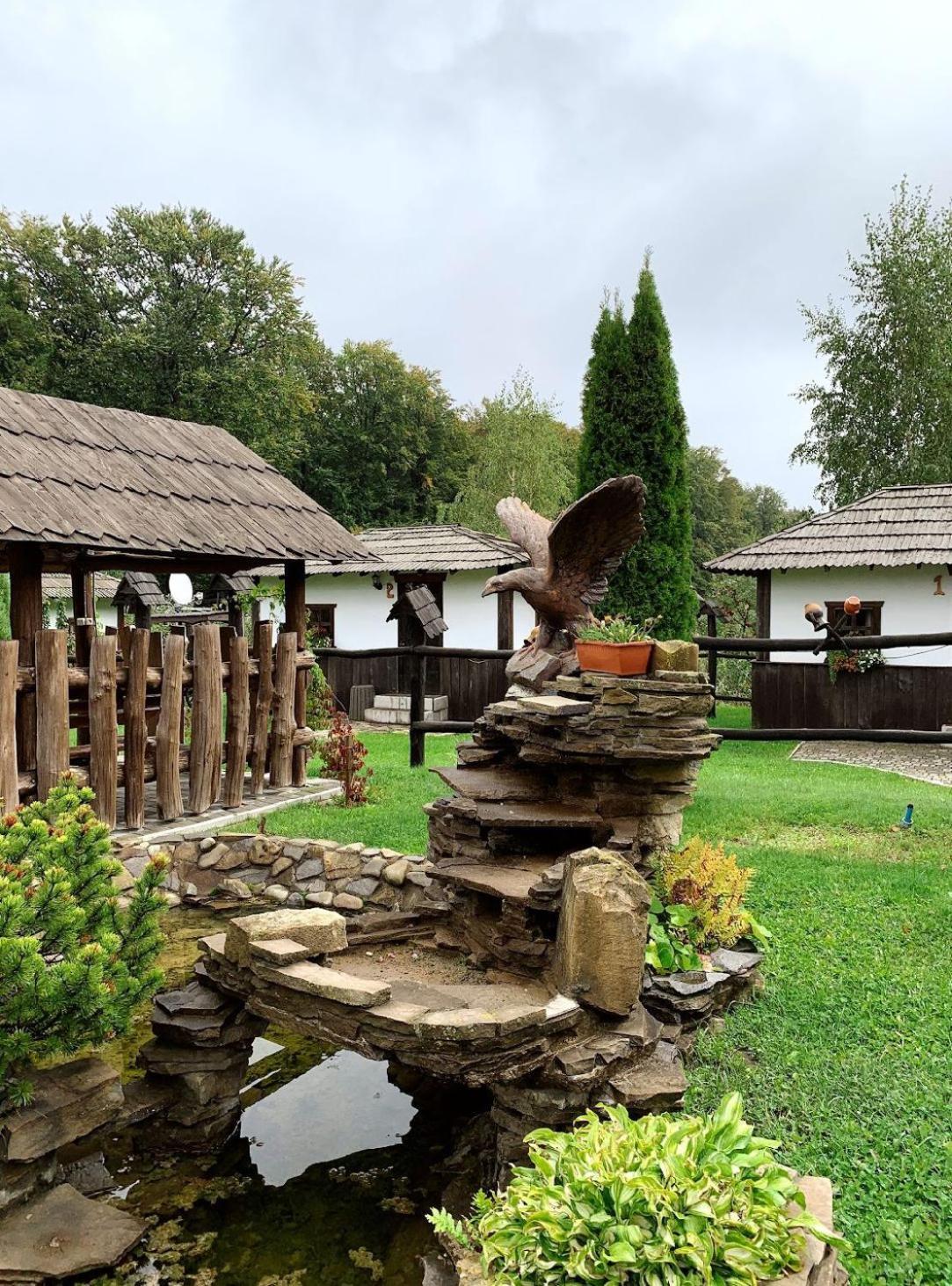 Orlyne Gnizdo Hotel Chernivtsi Exterior foto