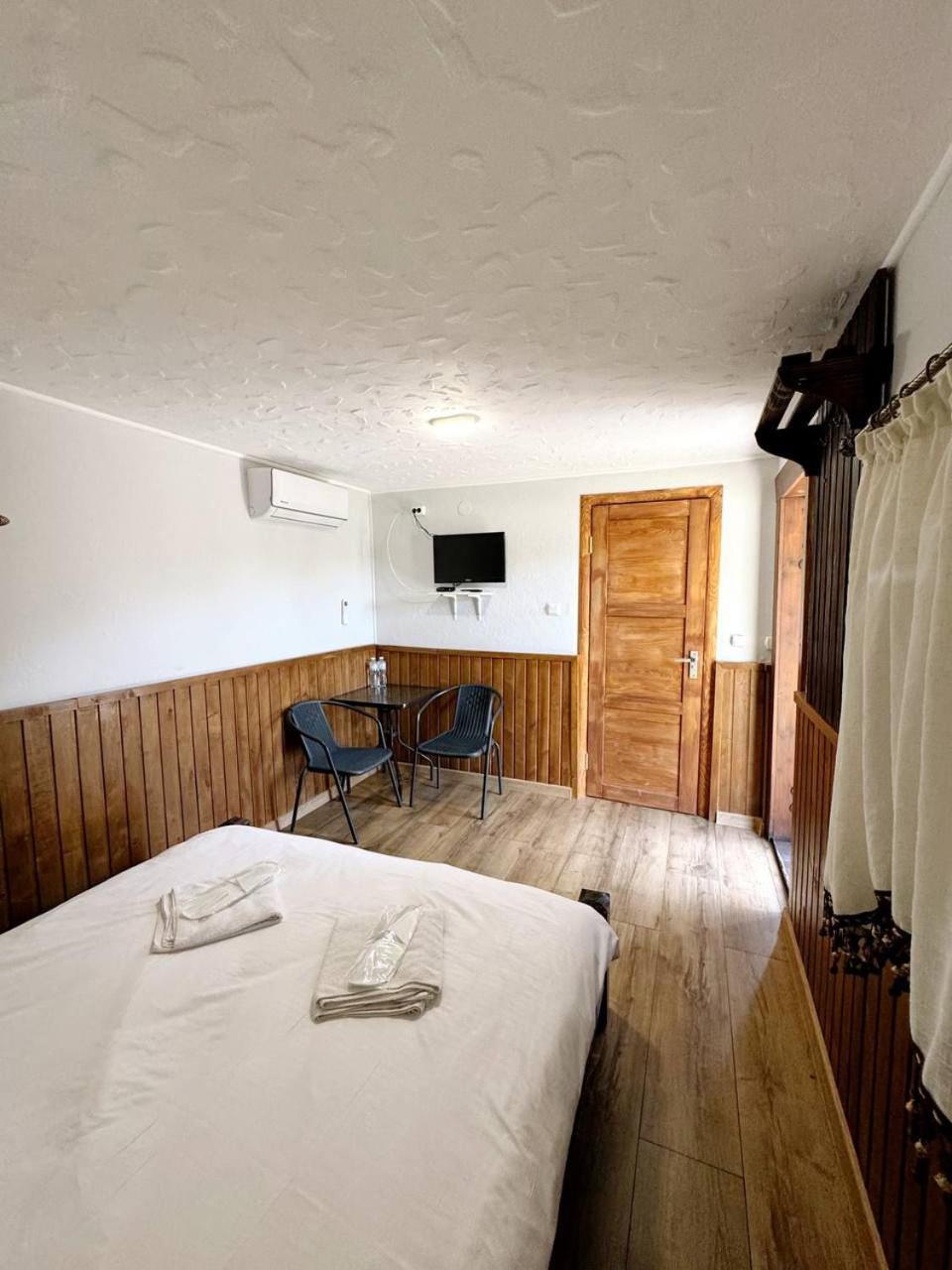 Orlyne Gnizdo Hotel Chernivtsi Quarto foto