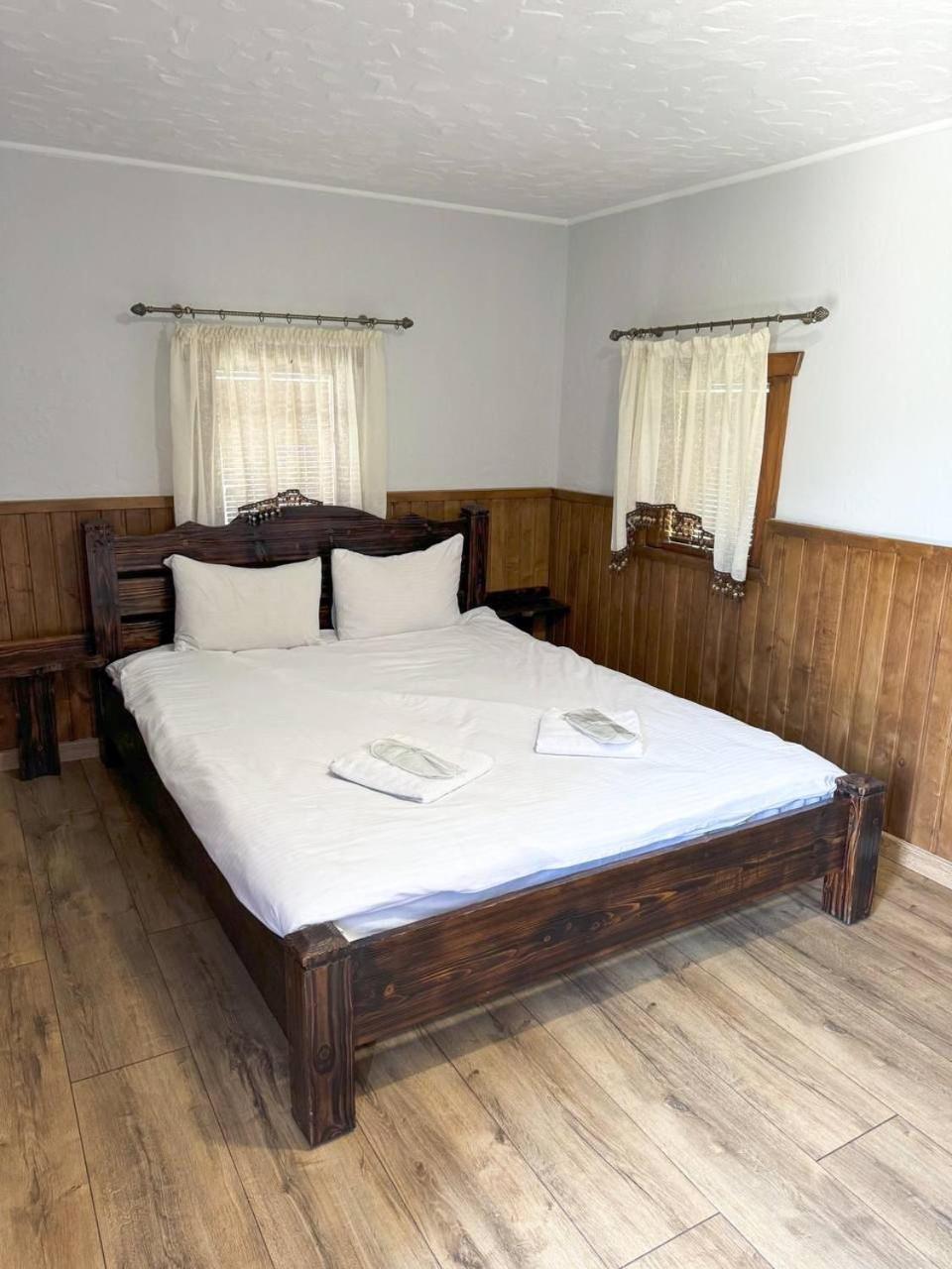 Orlyne Gnizdo Hotel Chernivtsi Quarto foto